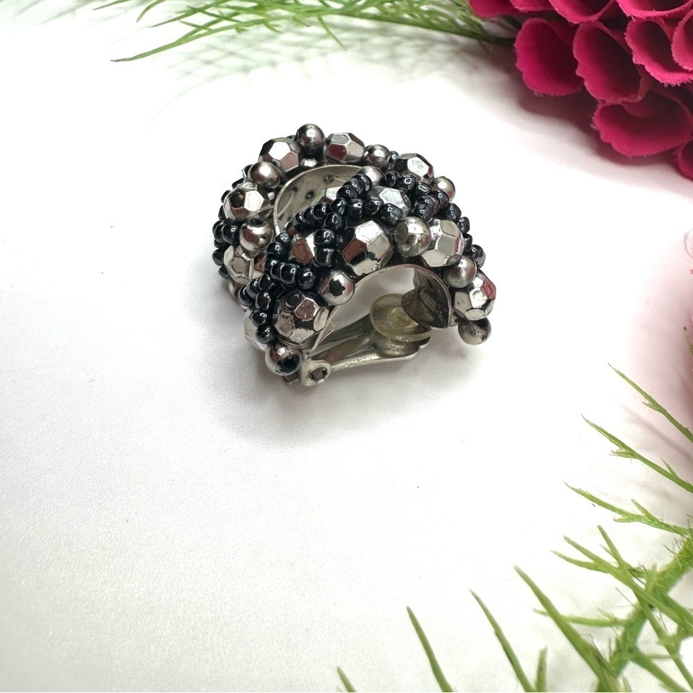 VINTAGE⚜️Silver Beaded Half Hoop Clip Earrings - Picture 4 of 7